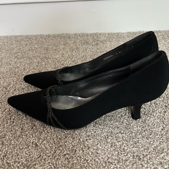 Vintage Stuart Weitzman Black Kitten Heel in Size 7 1/2 - Picture 5 of 8